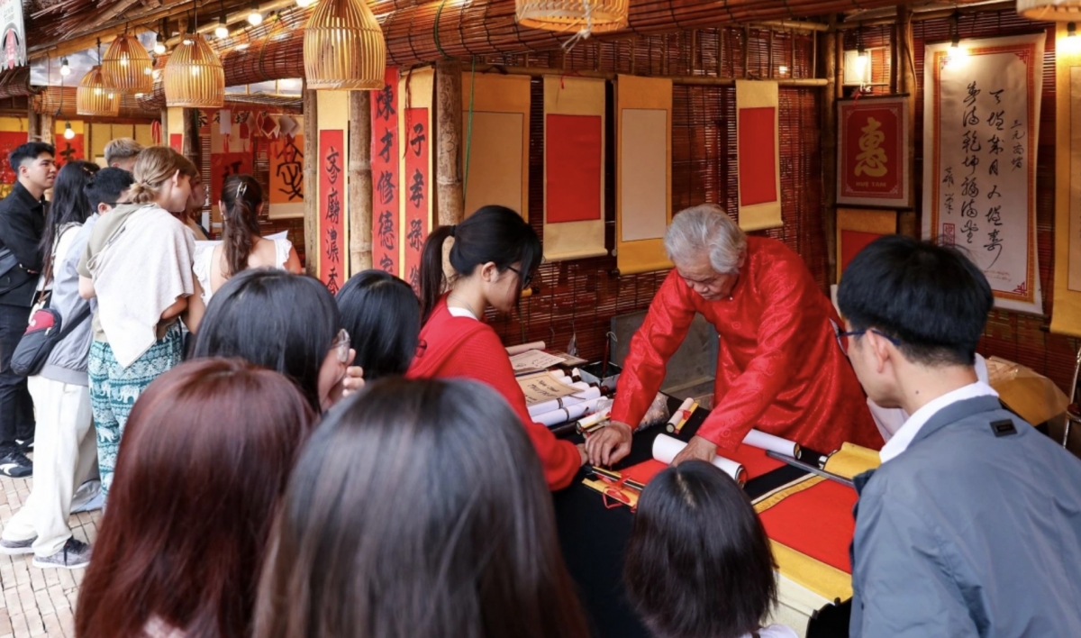 Crowds flock to Temple of Literature for New Year calligraphy